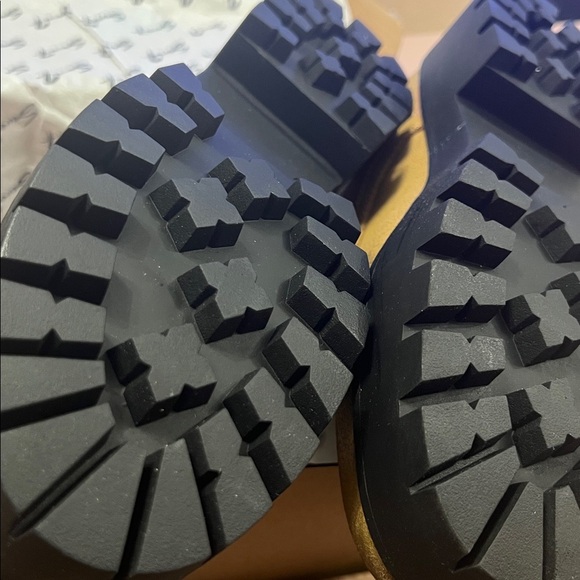 Seven7 Women’s NWB Jadon Boot Combat Hiking Textured Camel - Picture 3 of 5